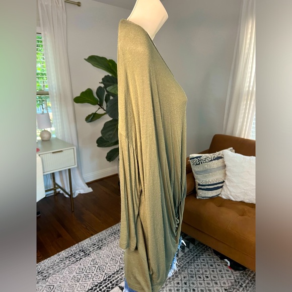 Size small loose fitting olive green top with light material and 3/4 sleeves - Picture 2 of 5